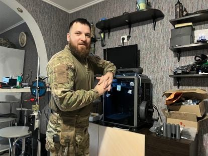 Yaroslav, de la brigada de drones Ochi, junto a la impresora 3D que usan para fabricar material, justo antes de salir a una misión en el frente de Bajmut.