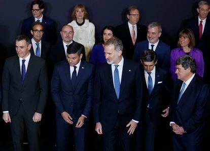 En primera fila y desde la izquierda, Sánchez, Peña, Felipe VI, Álvarez-Pallete y Escrivá, este domingo en Mobile.