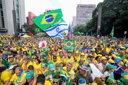 Seguidores del expresidente brasileño Jair Bolsonaro se manifiestan para expresarle su apoyo este domingo 25 de febrero de 2024 en Sao Paulo. 