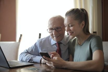 Suturar la brecha digital de las personas mayores en sus relaciones financieras constituye una prioridad para CaixaBank.